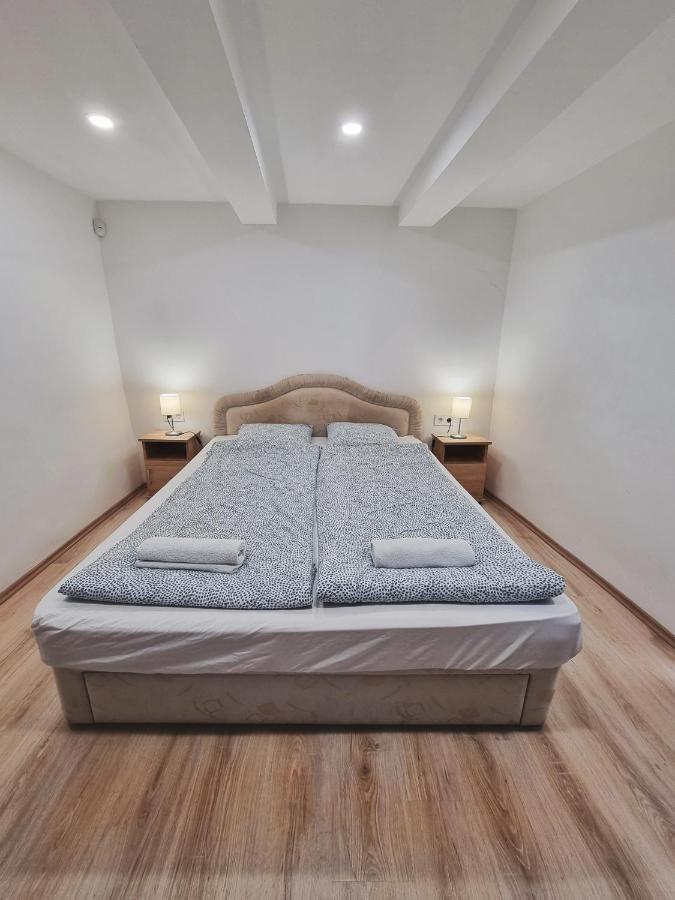 Gyoengy Apartmanhazak Gyongyos Exterior photo